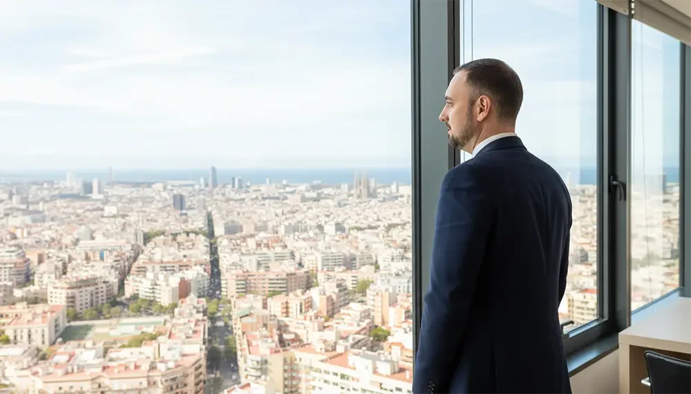 Gerald Pons En su despacho mirando por la ventana Barcelona